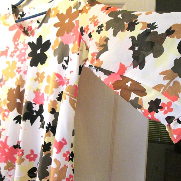 CALVIN KLEIN SIZE MEDIUM SILKY SOFT FLORAL PEASANT TOP - Picture 4 of 4